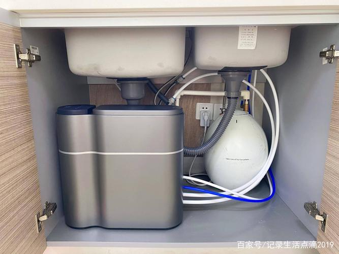 因為水槽下面還裝了個小廚寶,所以凈水器主機(jī)也只能橫過來放置了,相比